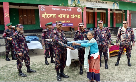 পাহাড়ে অসহায়দের স্বাবলম্বী করতে ওয়াগ্গাছড়া জোনের হাঁসের বাচ্চা বিতরণ