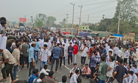 ঢাকা-টাঙ্গাইল মহাসড়ক অবরোধ করে টাঙ্গাইল পলিটেকনিকের শিক্ষার্থীদের বিক্ষোভ 