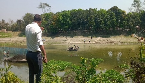 কুমার নদে বালু উত্তোলনের দায়ে দুইজনকে জরিমানা