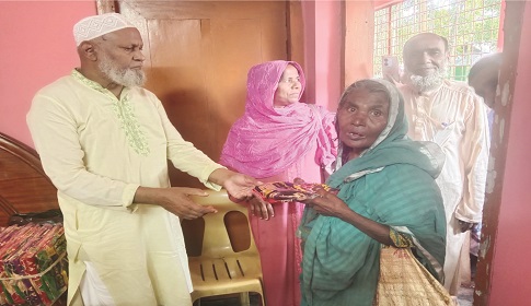 যাকাতের ৪০০ শাড়ি লুঙ্গি বিতরণ করলেন ডা. মুখলেছুর রহমান