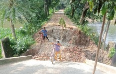 যশোরের বুড়ি ভৈরব নদীর জোড়া ব্রিজ ভেঙে এলাকাবাসীর দুর্ভোগ চরমে